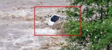 Дорогу в Карпатах "поховала" річка — разом із легковиком та двома людьми