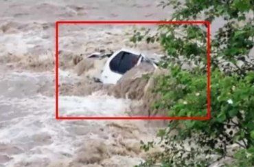 В Закарпатье селевой поток унёс в реку десять автомобилей: Владельцев разыскивают