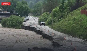 У Карпатах затоплені дощовою та річковою водою вісім населених пунктів