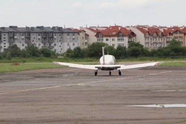 Міжнародне летовище міста Ужгород прийняло літак з відомим українцем