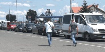 На кордонах Закарпаття з Євросоюзом — неймовірні черги людей на автомобілях