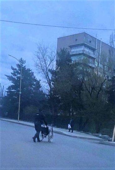 В Ужгороде военному, упавшему с колесного кресла, вовремя помогли