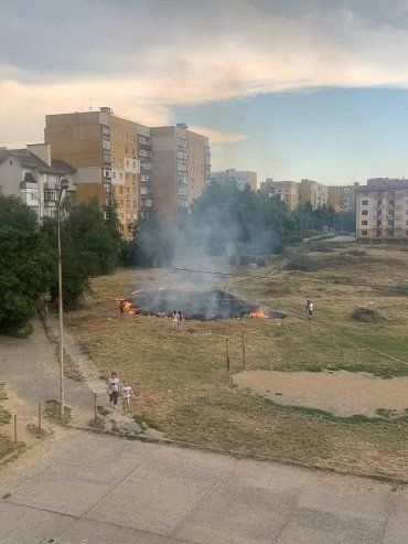 В Ужгороде рядом с жилыми домами горит трава 