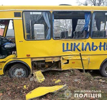 Под Львовом столкнулись школьный автобус и грузовик - травмировано 8 учеников 