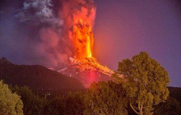 В Индонезии опасно: идет новое извержение вулкана
