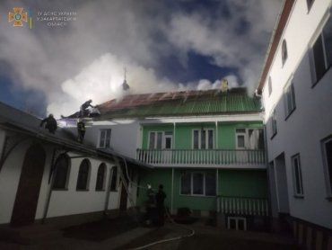 В Закарпатье монахиня вызвала спасателей, вовремя заметив полыхающий монастырь (ФОТО)