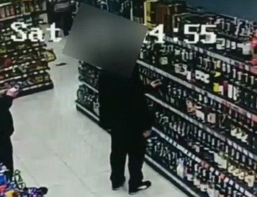 Ни стыда, ни совести: в Закарпатье видеокамеры в супермаркете запечатлели возмутительную кражу