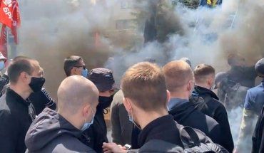 В Киеве под Аппеляционным судом в ход пошли фаера, дымовые шашки и бутылки.
