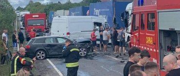 В Ужгороде произошла жесткое ДТП: неразминулись 2 грузовика и 3 легковушки 