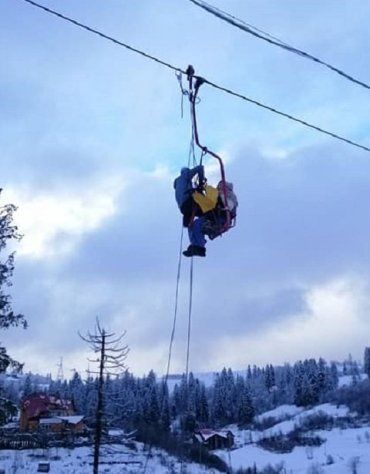 В Карпатах 70 лыжников застряли на подъемнике, среди них 13 детей и 3 беременные женщины
