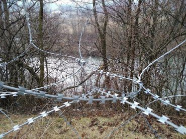 Уклонисты из Закарпатья рванули в ЕС через колючий забор и бурную реку