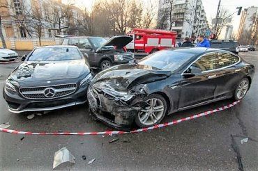 В Украине владельцев элитных авто хотят наказывать суперштрафами