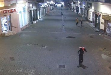 В областном центре Закарпатья обнаглевший вор "одолжил" решетку ливнеприемника: кадры опубликовали