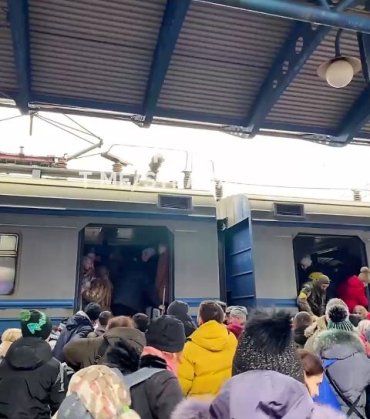 Адская эвакуация: В сети показали посадку на поезд из Киева 