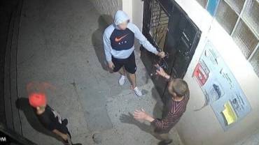 В Ужгороде несовершеннолетние отморозки напали на мужчину - жесткое видео 