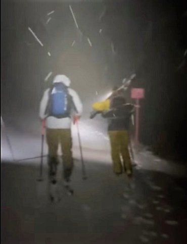 Всю ночь в жутких условиях в горах Закарпатья искали туристов - видео спасателей