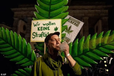 Сотни людей демонстративно закурили марихуану в центре Берлина