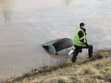 В Словакии тело пропавшего без вести украинца обнаружили в затонувшем авто