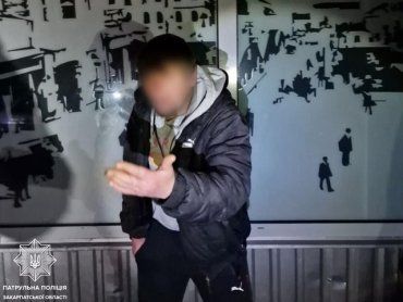 В Ужгороде возле магазина избили и ограбили мужчину