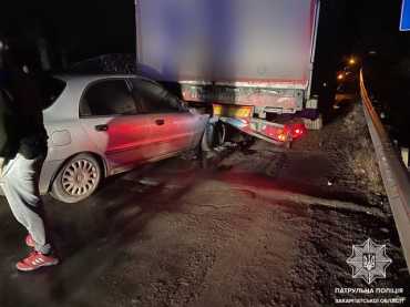Пьяная авария в Ужгороде: Легковушка на полном ходу впечаталась в грузовик