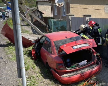  Водителя зажало в салоне — в Закарпатье AUDI влетело в электроопору