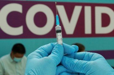 У полностью вакцинированных людей на 294% больше шансов умереть от Covid-19