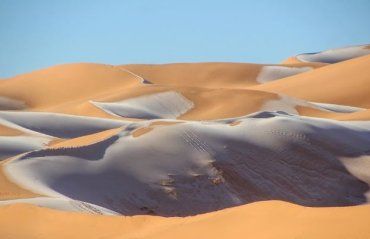Песчаные дюны Сахары укрыло снегом - потрясающие кадры 