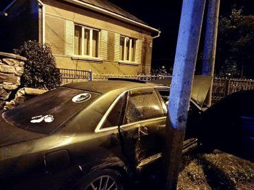 В Ужгороде пьяный "лихач" на Audi A8 утроил жесткую аварию - 4 пострадавших