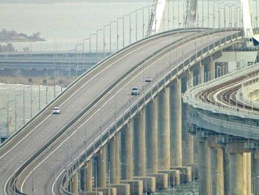 Движение автотранспорта по Крымскому мосту уже начато