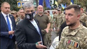 Порошенко облили зелёнкой в центре Киева 
