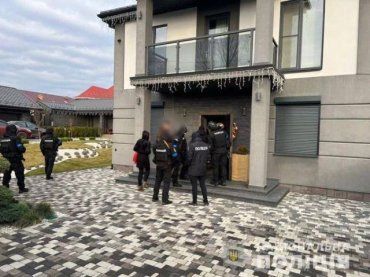 Силовики провели обыски на даче Медведчука "Медвежья дубрава" в Закарпатье