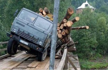Между Закарпатьем и Франковщине на мостопереходе над рекой "не удержался" загруженный древесиной грузовик