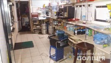 Невідомий, погрожуючи ножем продавцю магазина в Мукачеві, викрав із каси 5520 грн