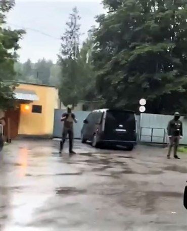 СБУ проводят обыски на коньячном заводе в Ужгороде 