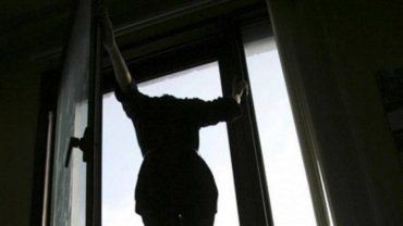 Молодая девушка из Закарпатья выпала из окна многоэтажки во Львове 