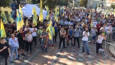 В Киеве под Верховной Радой собрался митинг евробляхеров: Требуют доступной растаможки