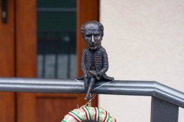 Семья мини-скульптур в Ужгороде пополнилась знаковой фигурой Ференца Келчеи