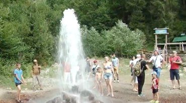 Хоча сьогодні вода у Вучковому на Закарпатті фонтанує вже не гаряча, а холодна, проте туристів лише більшає!