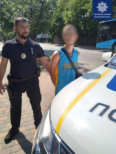 В областном центре Закарпатья женщину на остановке ограбили за пару секунд