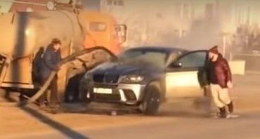 На помощь хозяину элитного внедорожника пришел ассенизатор: эпическое видео горящего BMW