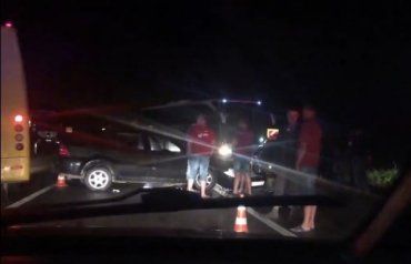 Столкновение 3 автомобилей произошло вечером в Закарпатье, в аварии есть пострадавшие