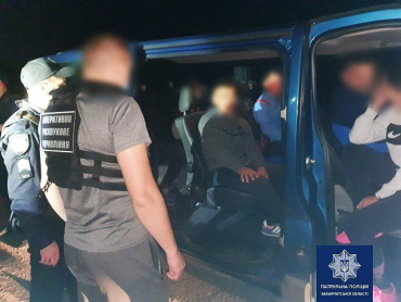 В Закарпатье вблизи границы со Словакией полиция задержала "упакованный" нелегалами Opel
