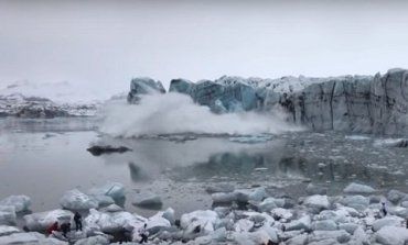 Ледник Брейдамеркюрйекюдль частично обрушился: Туристы в панике бежали 