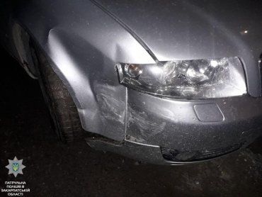 П'яна жителька Ужгорода за кермом вдарила автівку на парковці і "дала драла"!