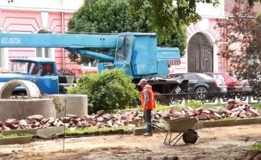"Бесконечный" ремонт: Как будет выглядеть обновленный сквер на площади Петефи в областном центре Закарпатья