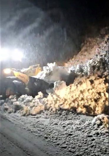 В мережі показали, як прибирали чималий сніговий зсув на національній трасі в Закарпатті 