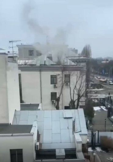 В Киеве во всю дымило российское посольство