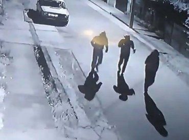 В Закарпатье видеокамера сняла трех воров в момент кражи из авто