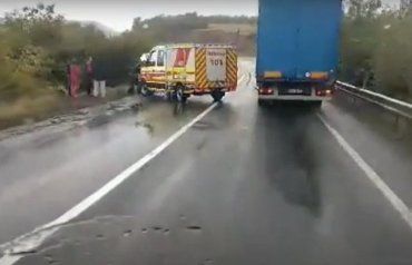 Авария в Закарпатье: Mercedes Sprinter слетел в кювет