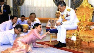 Король Таиланда со своим гаремом самоизолировался в немецком отеле